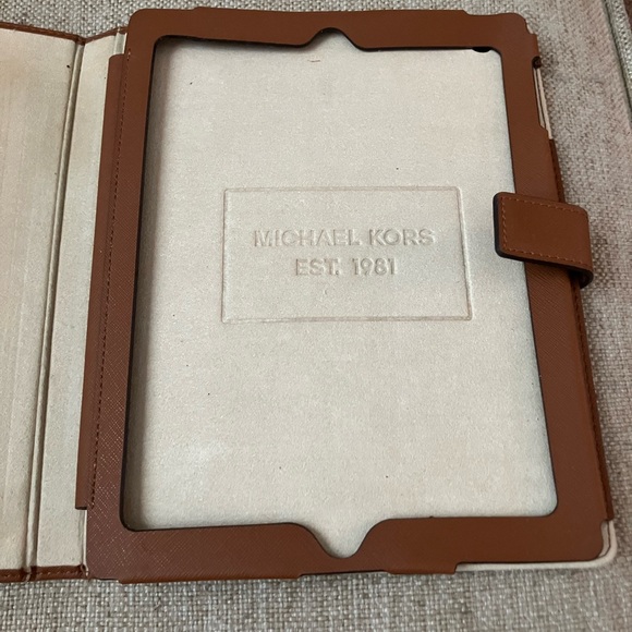 Michael kors leather iPad or tablet case - Picture 4 of 8